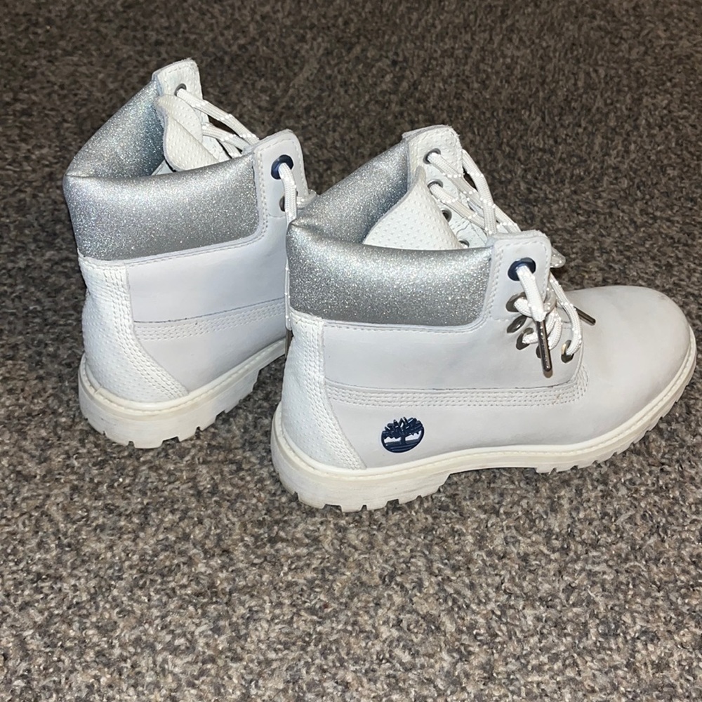 Worn twice, brand new. Used lightly. Reflective laces and change of laces.